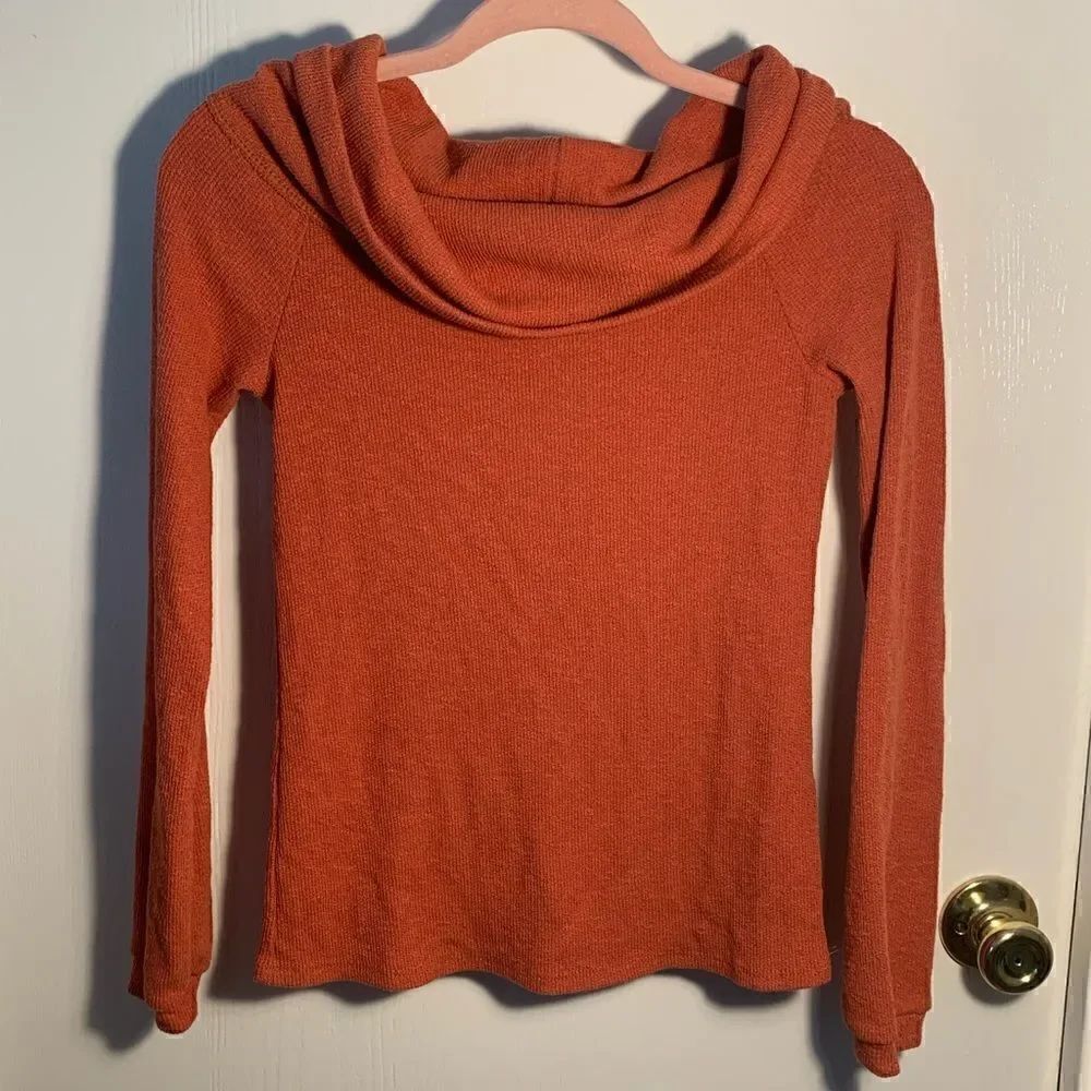 Lulu’s EUC red/orange cowl neck lightweight sweater Size Small